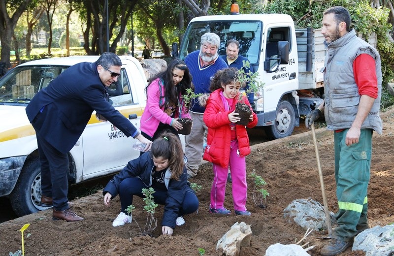 Μαθητές δίνουν ξανά πνοή στο βοτανικό κήπο του πάρκου Γεωργιάδη (pics)