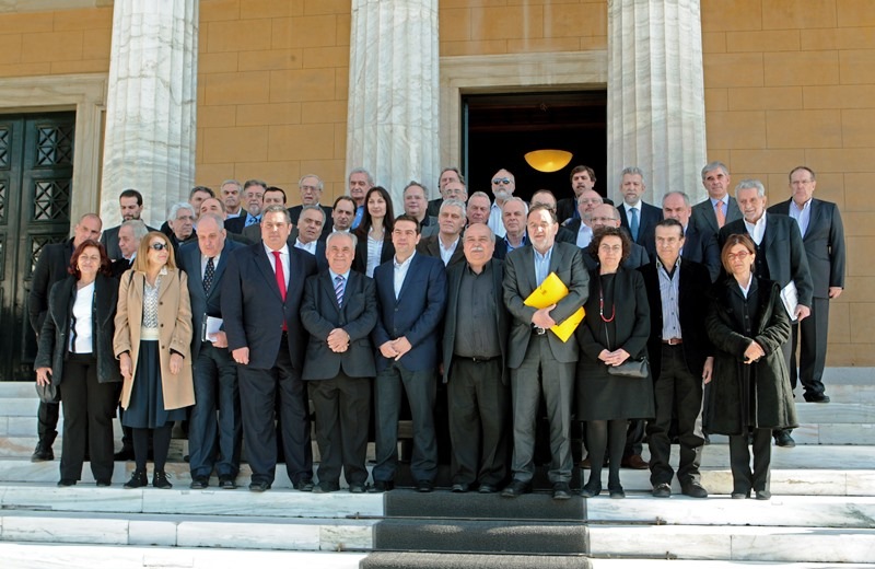 «Οικογενειακή» φωτογραφία έξω από τη Βουλή για το νέο υπουργικό συμβούλιο