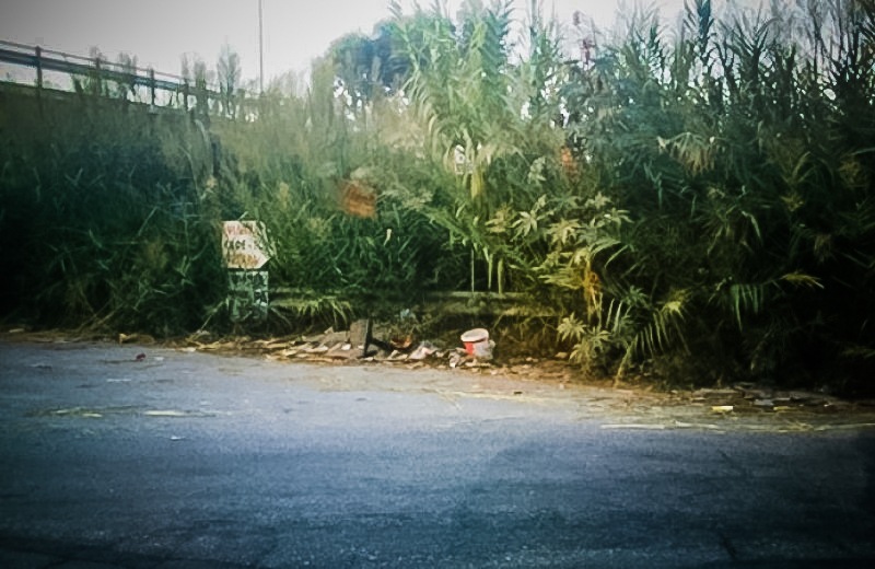 «Πνίγουν» οι σωροί των σκουπιδιών τη γέφυρα του Άη Γιάννη! (pics)