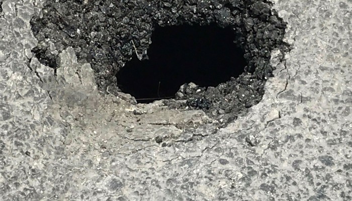 Τουριστική ατραξιόν η μαύρη τρύπα στο παλιό λιμάνι των Χανίων (φωτος)