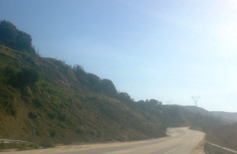 Το βουνό «κατάπιε» το δρόμο στην Αγία Βαρβαρα (pic)