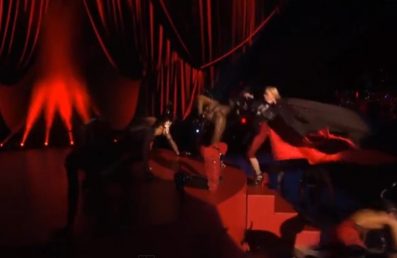 Ατύχημα για τη Μαντόνα που έπεσε από την σκηνή των Brit Awards (vid)