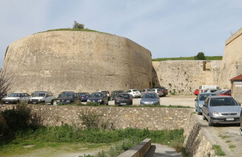 Έκαναν τα Ενετικά Τείχη του Ηρακλείου ένα απέραντο...παρκινγκ (pics)