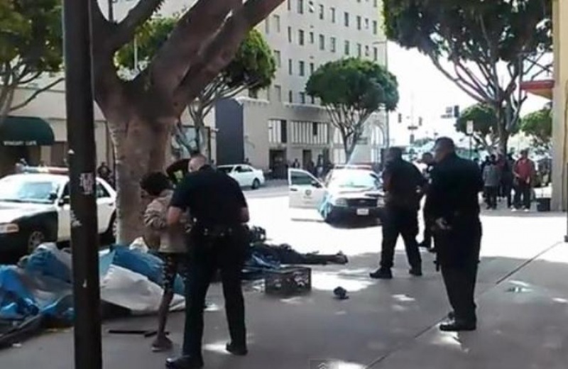 Νέο σοκαριστικό βίντεο: Αστυνομικοί πυροβολούν και σκοτώνουν άστεγο (vid)