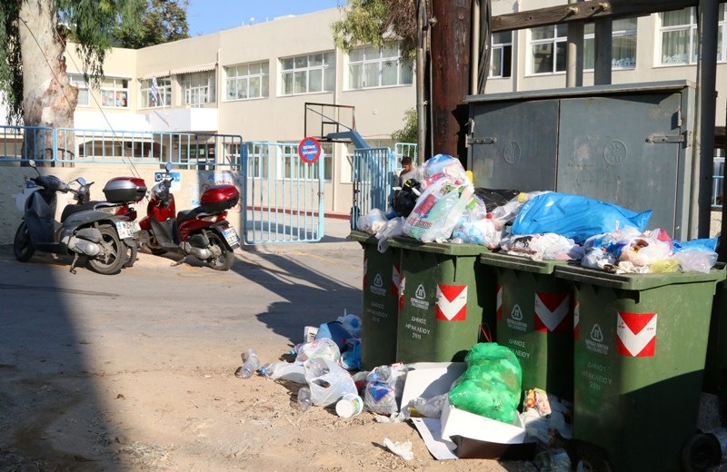Σκουπιδότοπος γίνονται... οι γειτονιές του Ηρακλείου μετά το λουκέτο στους "Πέρα Γαλήνους"