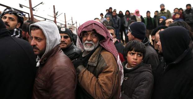 Χιλιάδες Σύροι πρόσφυγες εγκλωβισμένοι στα τουρκικά σύνορα 
