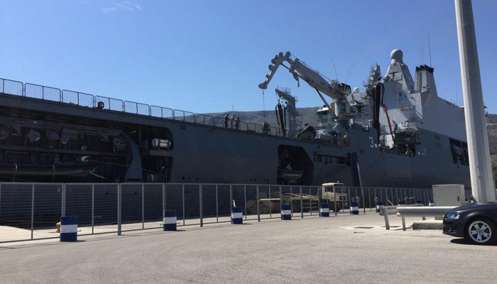 Τι γυρεύει πολεμικό πλοίο στο λιμάνι της Σούδας ;(φωτο)