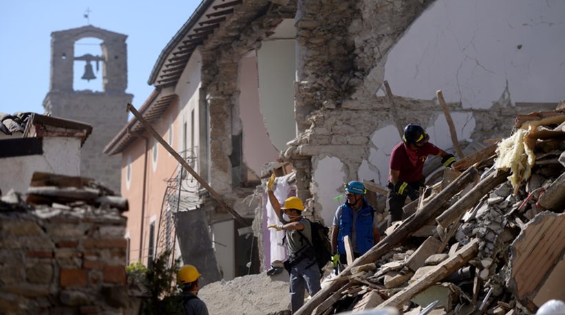 Ιταλία: Ενός λεπτού σιγή και μαύρα περιβραχιόνια για τα θύματα του σεισμού