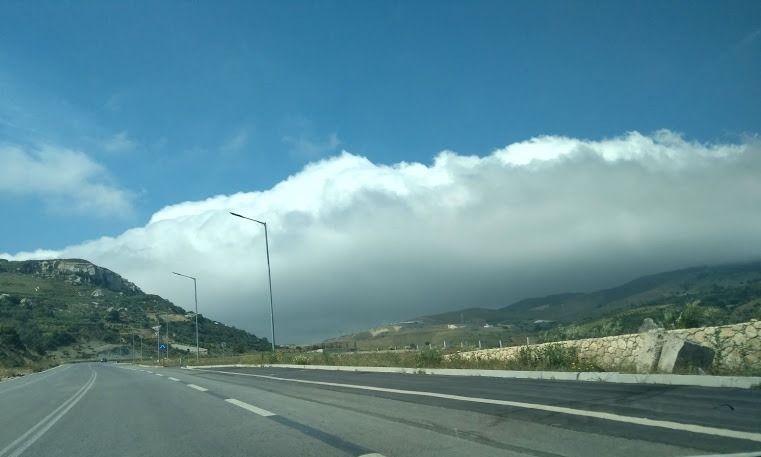 Ενα τεράστιο σύννεφο κάλυψε ξαφνικά την Αγία Βαρβάρα στη Μεσαρά! (pics) 