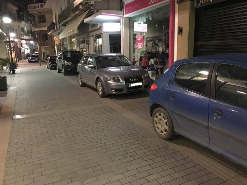   Ηράκλειο: Έκαναν πάρκινγκ τον πεζόδρομο στο κέντρο της πόλης (pics)