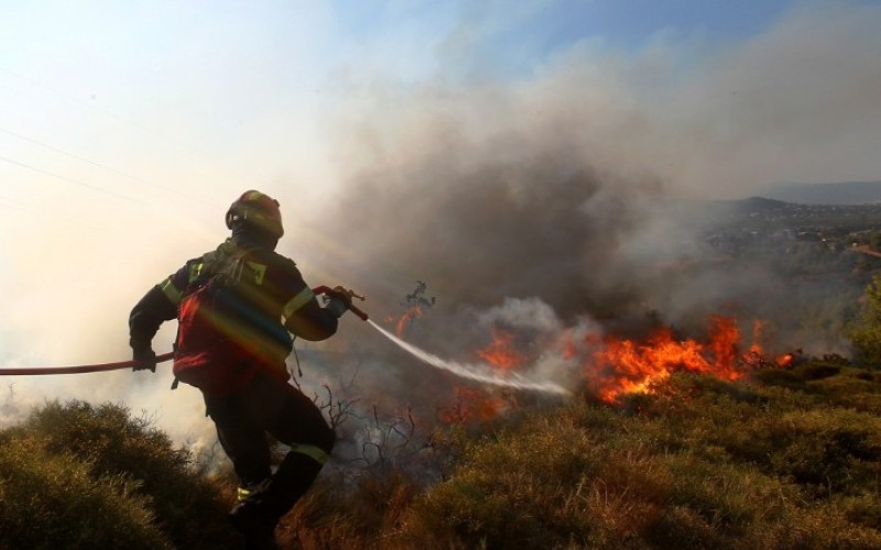 Έσβησε η φωτιά στα Καλύβια - Έκαψε 8 στρέμματα δασικής έκτασης 