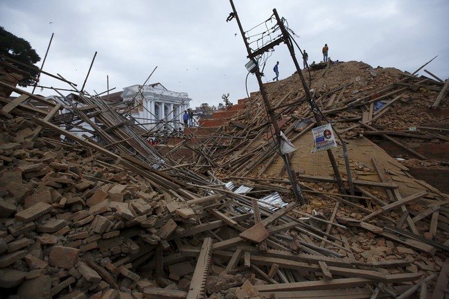 Πλησιάζουν τους 2.500 νεκρούς από το φονικό σεισμό στο Νεπάλ