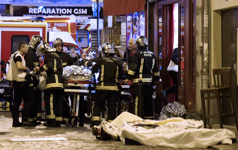 Στις γαλλικές αρχές δύο ύποπτοι για τις επιθέσεις του Νοεμβρίου του 2015 στο Παρίσι