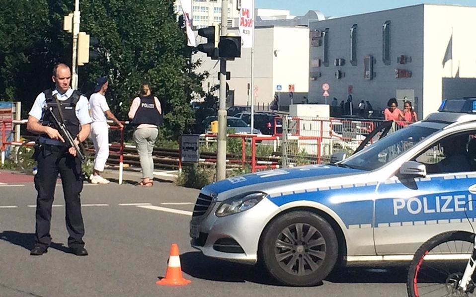 Γερμανία: Ανδρας έπεσε με το όχημα του πάνω σε πεζούς