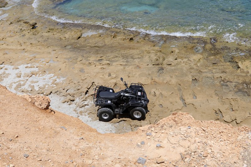 H «γουρούνα» με τους τουρίστες έπεσε σε γκρεμό και κατέληξε στην...παραλία στη Χερσόνησο (pics)