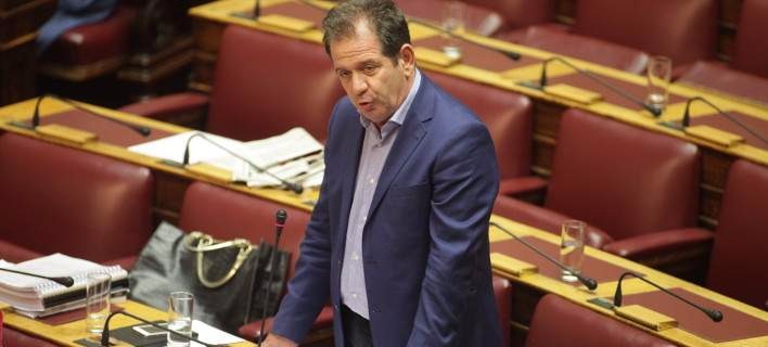 Η αμήχανη στιγμή που βουλευτής του ΣΥΡΙΖΑ συνειδητοποιεί ότι ξέχασε την ομιλία του (vid)