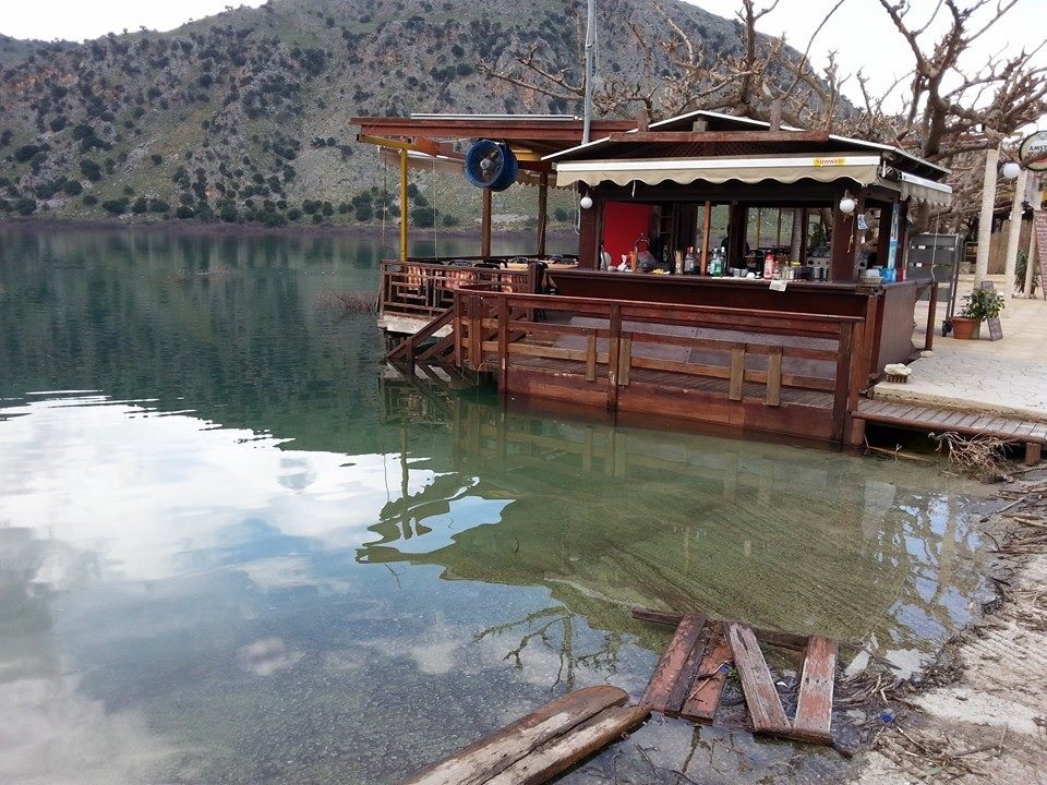 Σε οριακό επίπεδο το νερό στη λίμνη Κουρνά - Εφτασε ως τα καταστήματα (pics)