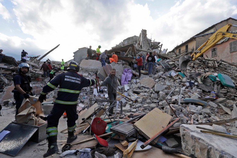 Ιταλία: Βαθύ πένθος στο Αματρίτσε, κηδεύονται δεκάδες θύματα του σεισμού