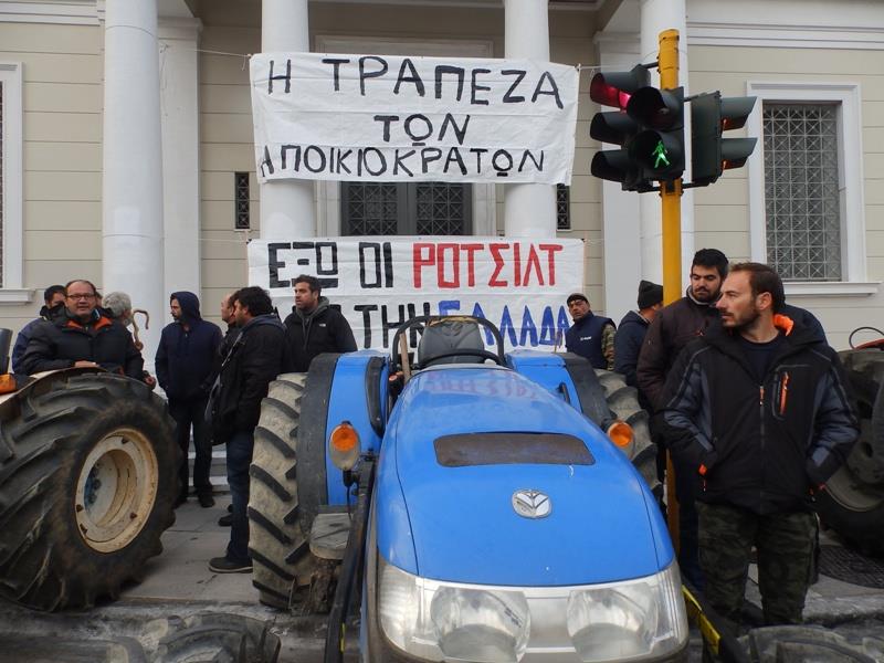 Συνεχίζεται η κατάληψη του υποκαταστήματος της Τράπεζας της Ελλάδας στα Χανιά από αγρότες 