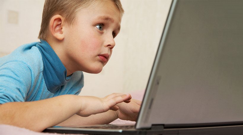 Έρευνα: Σχεδόν τα μισά 6χρονα «σερφάρουν» στο Ιντερνετ, όταν βρίσκονται στο δωμάτιό τους