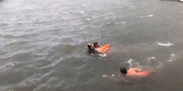 Παραλίγο τραγωδία στα Χανιά: Κινδύνευσε κολυμβητής που βούτηξε για το Σταυρό