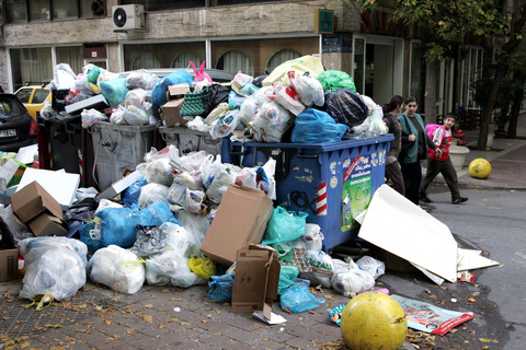 Σκουρλέτης: Θα μείνουν οι συμβασιούχοι στην καθαριότητα- Μαζεύουν από αύριο τα σκουπίδια