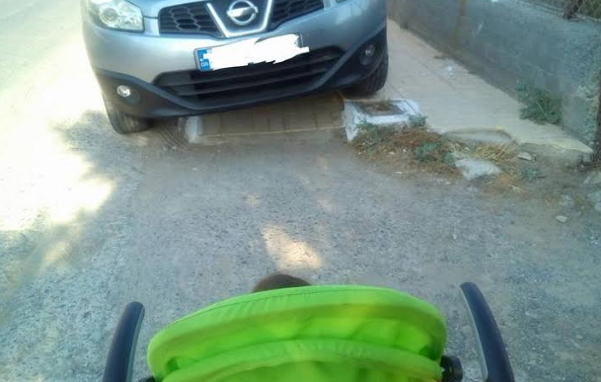 Γολγοθάς και για μητέρες με καρότσια τα παρκαρισμένα οχήματα στα πεζοδρόμια (pics) 