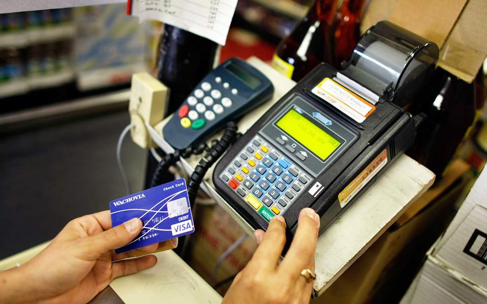 Υπερδιπλασιάστηκαν οι πληρωμές με κάρτες το 2016