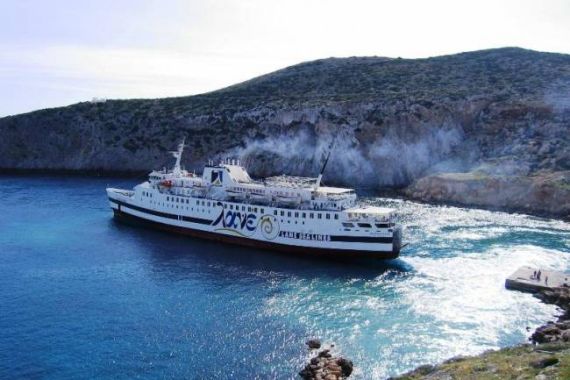 Ο Μανώλης Συντυχάκης ενημερώθηκε για τις εξελίξεις του πλοίου που έχει προσαράξει στο λιμάνι της Κάσου