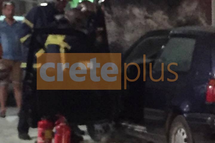 Αυτοκίνητο άρπαξε φωτιά στο κέντρο του Ηρακλείου- Αποκλείστηκαν οι δρόμοι (pics)