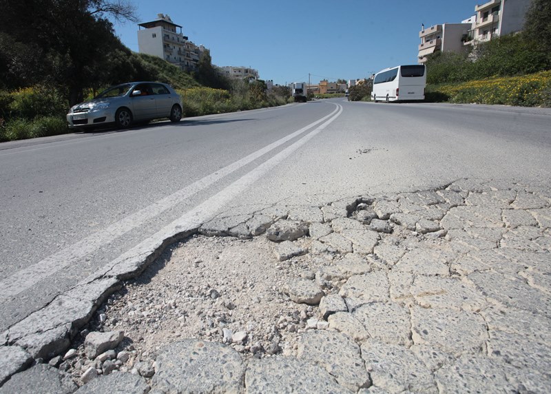 Θέμα CretePlus.gr: Οι λακκούβες στην οδό Αστρινάκη, έναν...φονικό δρομο στο Ηράκλειο (φωτορεπορτάζ) 