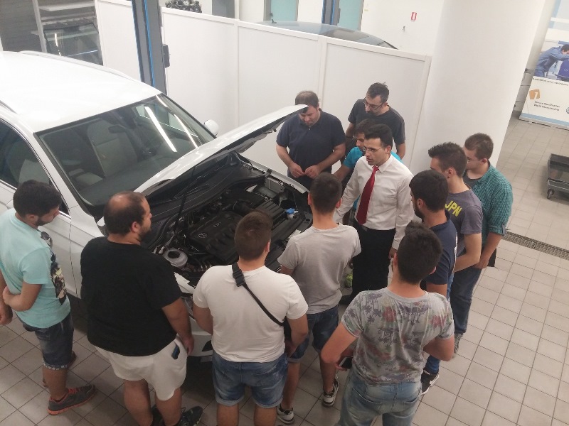 H Kosmocar εκπαιδεύει νέους μηχανικούς αυτοκινήτων (pic)