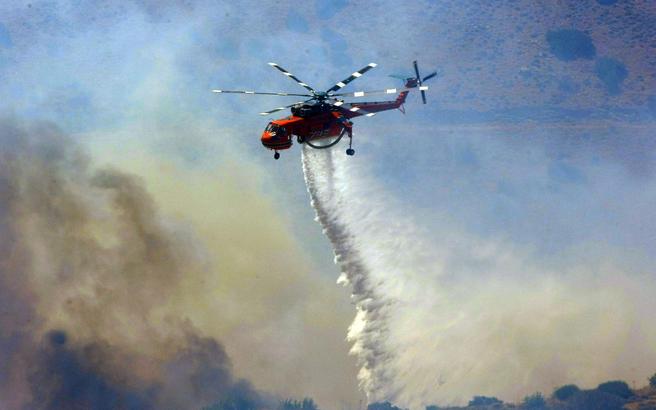 Φωτιά στο Μενίδι - Ρίψεις κάνει από αέρος ένα ελικόπτερο