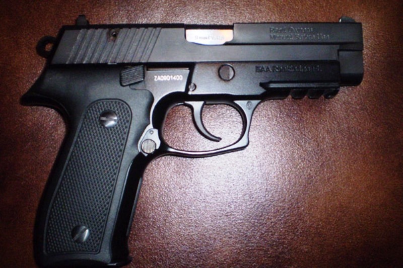 Βρήκαν κρυμμένα πιστόλι, σφαίρες και μια σιδερογροθιά σε σπίτι 42χρονου στα Χανιά