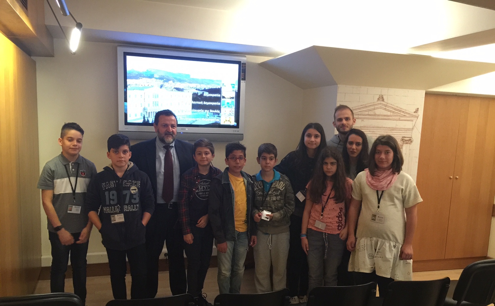 O Β. Κεγκέρογλου καλωσόρισε στη Βουλή τους μαθητές του Ζάννειου Εκπαιδευτηρίου Ηρακλείου!