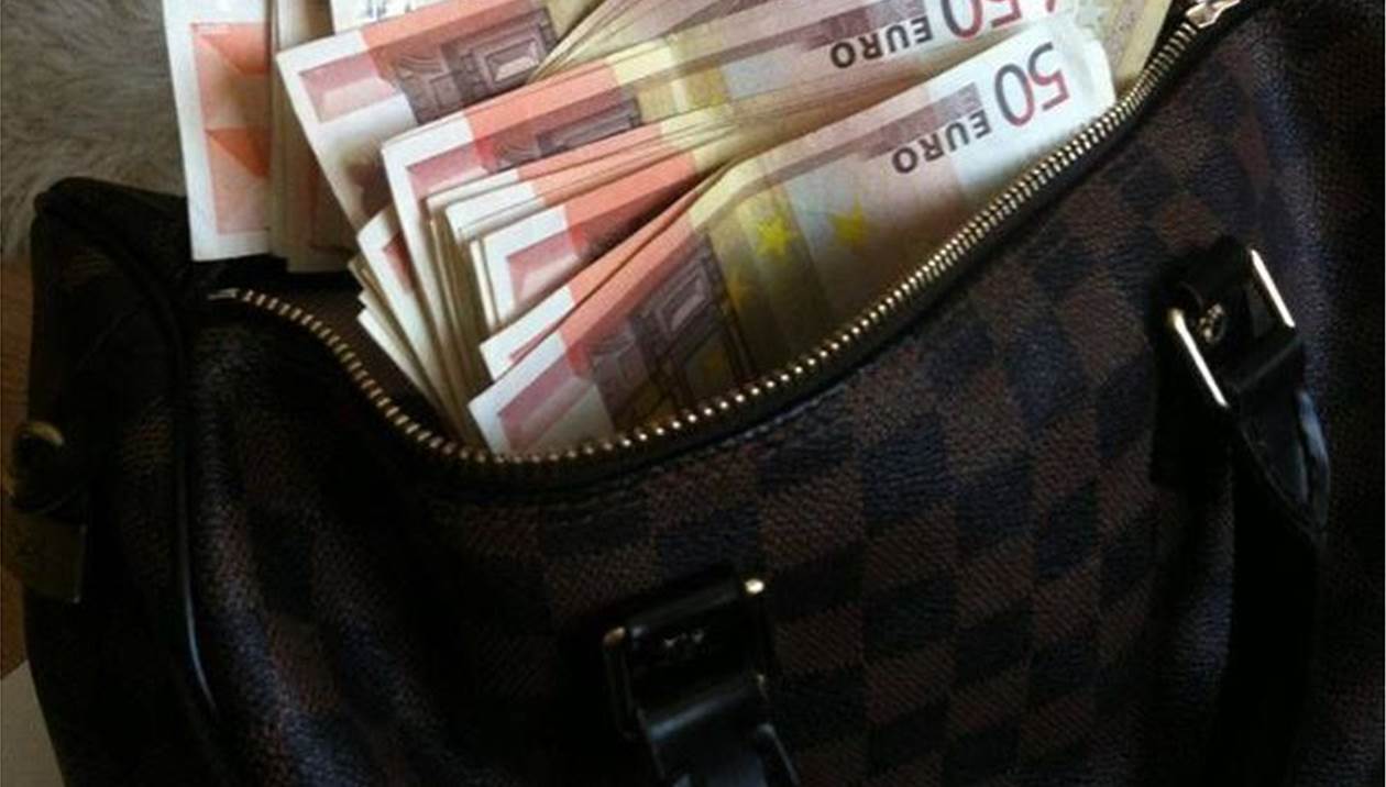 Οδηγός βρήκε τσάντα με 3.700 ευρώ και την επέστρεψε!
