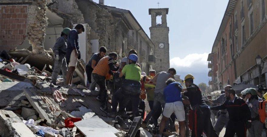 Διασώστες ανέσυραν δύο σορούς από κτίριο που κατέρρευσε στη Νάπολη