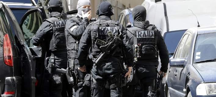 Ετοίμαζαν «βίαιη» τρομοκρατική επίθεση στη Γαλλία -Βρέθηκαν όπλα, εκρηκτικά, σημαία του ISIS