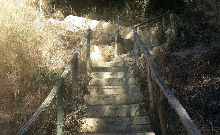 Επικίνδυνη σκάλα σε κεντρικό σημείο του Ηρακλείου 