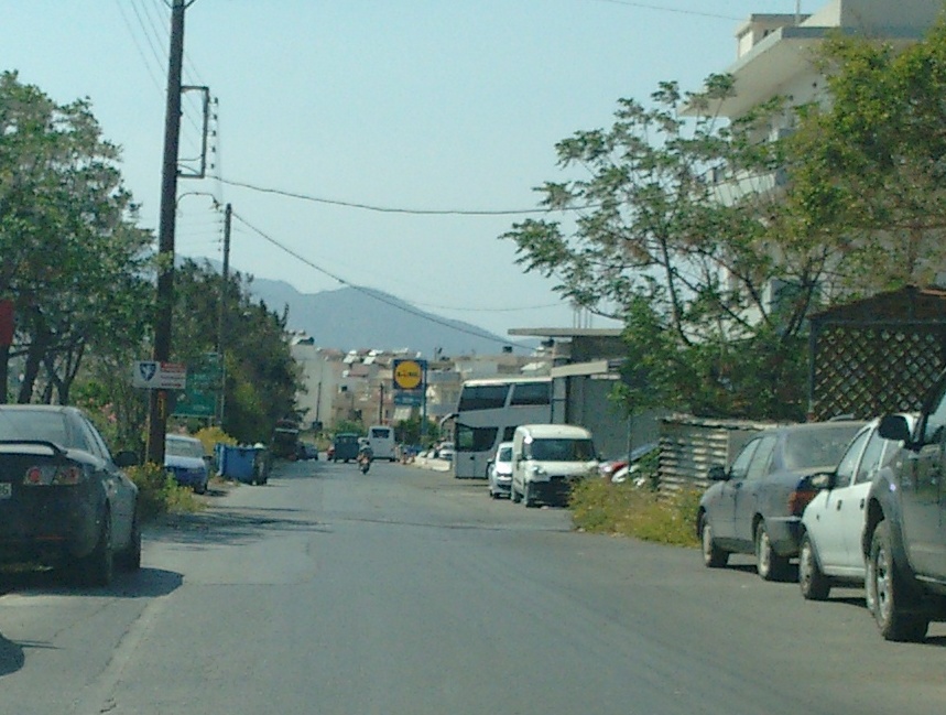 Ηράκλειο: Παραβιάζουν συνεχώς τον παράλληλο μονόδρομο της εθνικής οδού (pic)