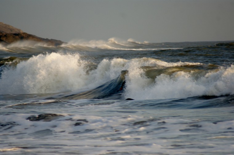 Τους παρέσυραν τα κύματα – Περιπέτεια στη θάλασσα για τρία παιδιά