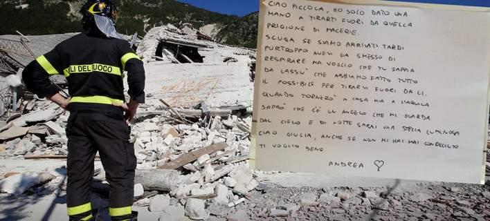  Πυροσβέστης ζητά συγγνώμη από 8χρονη νεκρή του σεισμού στην Ιταλία - «Φτάσαμε αργά, θα είσαι άγγελος εκεί ψηλά» (pic) 