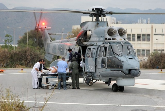 Συναγερμός στο ΠΑΓΝΗ... μεταφέρθηκε με ελικόπτερο ασθενής από την Κάρπαθο! (pics)