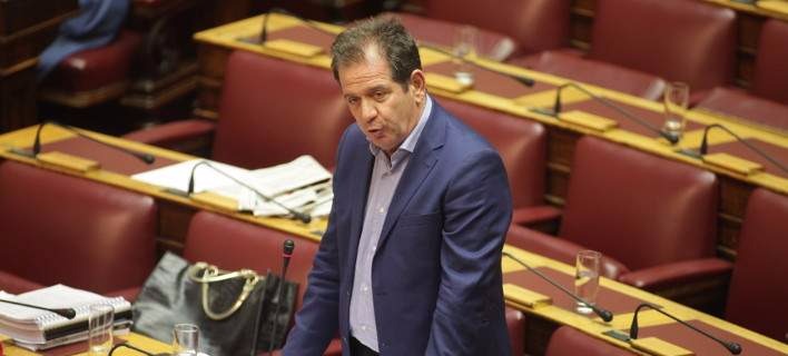 Βουλευτής του ΣΥΡΙΖΑ ανέβηκε στο βήμα και κατέβηκε αμέσως: Ξέχασε την ομιλία του 