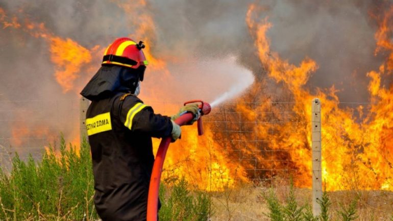 «Μάχη» με τις φλόγες δίνουν οι πυροσβέστες στην Κίσσαμο