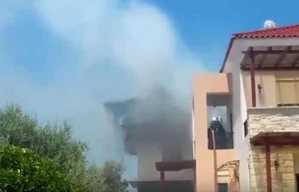Υπό έλεγχο η φωτιά σε σπίτι στα Χανια - Μεγαλη επιχειρηση της Πυροσβεστικης (vid)