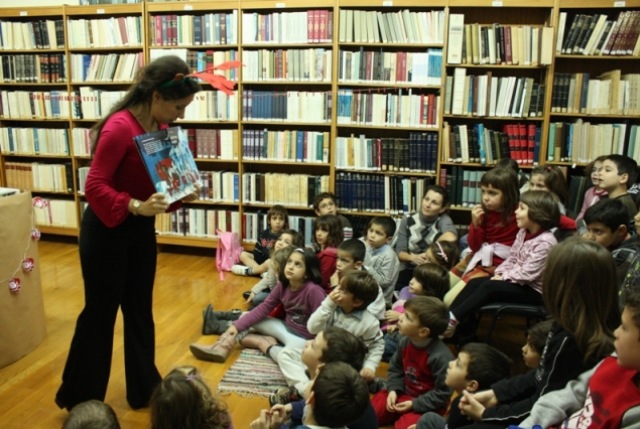 Πλήθος παιδιών στη Βικελαία για το βιβλίο "Ένα δέντρο μια φορά..." του Ε. Τριβιζά