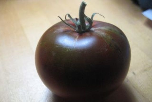 Η νέα Κρητική ντομάτα είναι ....μαύρη (pics)!