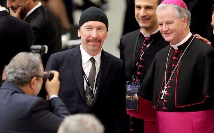 Ο κιθαρίστας των U2 στο Βατικανό