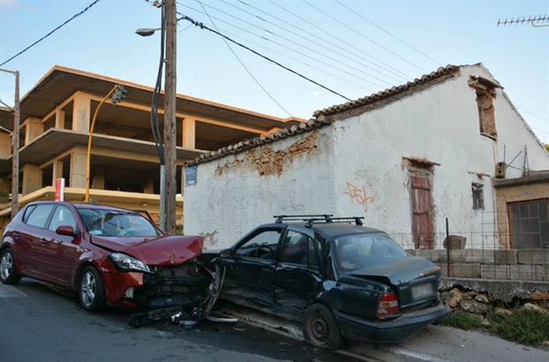 Σφοδρή σύγκρουση δύο αυτοκινήτων μέσα στα Χανιά (pic)